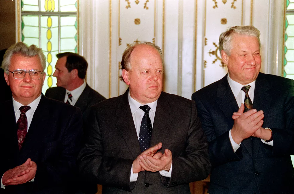 Stanislav Shushkevich (centro) durante evento em 1991 — (Foto: Ria Novosti/AFP)