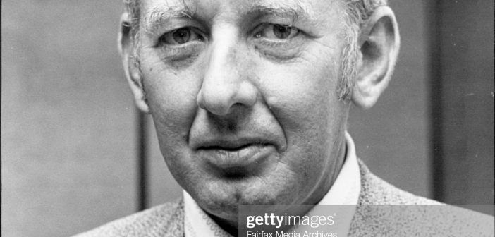 Retrato do Sr. Jay Van Andel, Presidente do Conselho da Amway Corporation de Ada, Michigan. 18 de outubro de 1971. (Foto de Kevin John Berry/Fairfax Media via Getty Images).