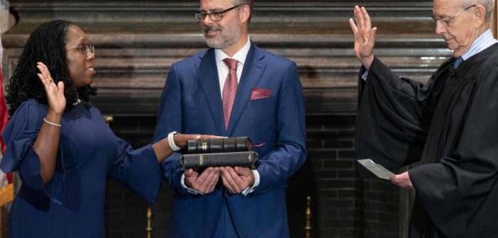 Ketanji Brown Jackson faz juramento ao lado do marido, Patrick Jackson (com a Bíblia), na Suprema Corte dos EUA, em Washington - (Crédito da foto: Cortesia Suprema Corte dos EUA via AFP / DIREITOS RESERVADOS)