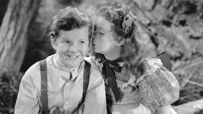 Ann Gillis com Tommy Kelly em 'As Aventuras de Tom Sawyer'. (ARTISTAS UNIDOS/PHOTOFEST