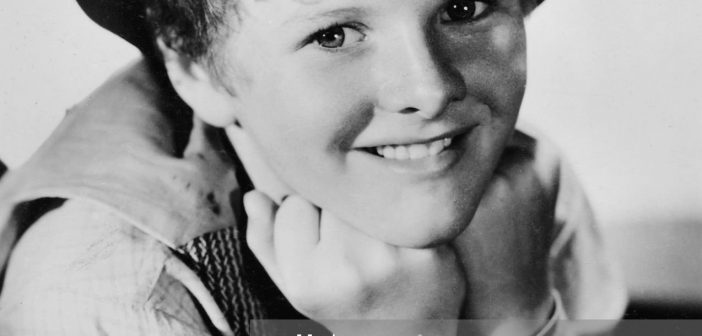 Tommy Kelly, ator mirim americano cujo primeiro e mais memorável papel no cinema foi como a estrela de "As Aventuras de Tom Sawyer", por volta de 1938. Aposentou-se da atuação aos 25 anos, obteve um PhD e tornou-se administrador do Peace Corps . Foto de Popperfoto via Getty Images)