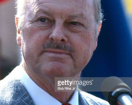 LONG BEACH, CALIFÓRNIA - 14 DE MAIO: Jack Wrather durante as festividades de inauguração da exposição Howard Hughes Spruce Goose, 14 de maio de 1983 em Long Beach, Califórnia. (Foto por Getty Images/Bob Riha Jr.)