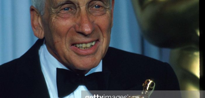 Howard W. Koch fica nos bastidores durante a 62ª cerimônia do Oscar, 26 de março de 1990, em Los Angeles, CA. Koch recebeu o Oscar Humanitário Jean Hersholt. (Foto de John Barr/Liaison/Getty Images)