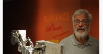 artista plástico Nicolas Vlavianos durante exposição de suas obras na Caixa Cultural em 2010 — Foto: Carlos Vieira