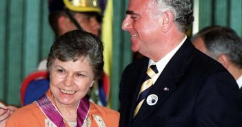 © Wilson Pedrosa/Estadão Eunice Ribeiro Durham ao lado de Paulo Renato de Souza, então Ministro da Educação na gestão de Fernando Henrique Cardoso.