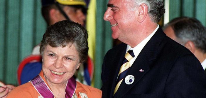 © Wilson Pedrosa/Estadão Eunice Ribeiro Durham ao lado de Paulo Renato de Souza, então Ministro da Educação na gestão de Fernando Henrique Cardoso.