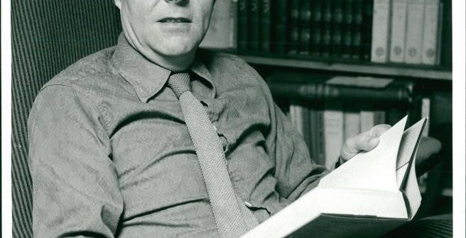 John Wain, romancista britânico, poeta e crítico. (Crédito da foto: Cortesia WorthPoint / DIREITOS RESERVADOS)