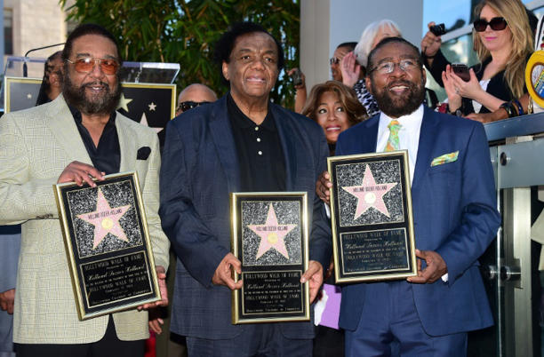 © FREDERIC J. BROWN Os compositores Eddie Holland (E), Lamont Dozier (C) e Brian Holland (D) na Calçada da Fama em 13 de fevereiro de 2015 em Hollywood, Califórnia