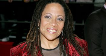 Denise Dowse em 2005-aux Peoples Choice-Awards- (Crédito da foto: CORTESIA News Rebeat / REPRODUÇÃO /DIREITOS RESERVADOS)