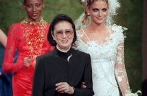 A estilista japonesa Hanae Mori, ao centro, é aplaudida por modelos após a apresentação de sua coleção de alta costura outono-inverno 1997-98 em Paris. (Michel Lipchitz / Associated Press)