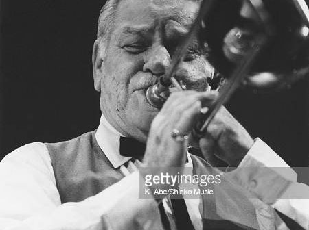 (CRÉDITO OBRIGATÓRIO K. Abe/Shinko Music/Getty Images) George Brunies toca trombone no Carnegie Hall, Carnegie Hall, Nova York, Estados Unidos, 5 de julho de 1972. (Foto de K. Abe/Shinko Music/Getty Images)