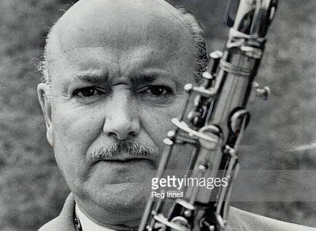 CANADÁ - 26 DE MAIO: Bud Freeman - 61 anos e parecendo mais jovem a cada ano - diz que se livrou da 'maldição dos músicos de jazz - o desejo de morte'. Pretendo continuar jogando por mais 40 anos; quando eu vou ter 101 anos e posso considerar me aposentar.' (Foto de Reg Innell/Toronto Star via Getty Images)