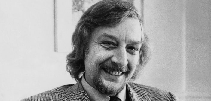 Bernard Slade em 1975, ano em que sua peça “Same Time, Next Year” estreou na Broadway. Ele durou quase três anos e meio. (Crédito: Gene Maggio/The New York Times)