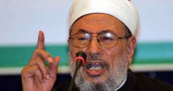 FOTO DE ARQUIVO: O influente clérigo egípcio nascido no Catar, Sheikh Yussef Al-Qaradawi, participa da sessão de abertura de uma conferência de estudiosos muçulmanos em apoio ao povo palestino em Doha, em 10 de maio de 2006. (REUTERS/Fadi Alassaad/File Photo)