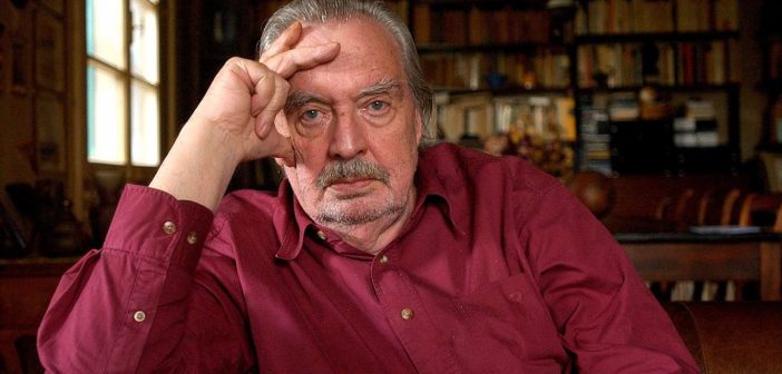 SANDRO CAMPARDO/KEYSTONE/MAXPPP - GENF SCHWEIZ 06/04/2004 ; O diretor de cinema suíço Alain Tanner, fotografado em 6 de abril de 2004 em sua casa em Genebra, Suíça. Tanner, que nasceu em 6 de dezembro de 1929, teve sua estreia cinematográfica em 1956. Hoje, depois de mais de 20 filmes, Tanner desistiu de filmar para se dedicar a escrever uma grande obra sobre cinema. Seus filmes incluem títulos como "Picadilly la nuit" (1957), "La salamandre" (1971), "Jonas, qui aura vingt-cinq ans en l'an 2000" (1975), "Le journal de Lady M." (1992), "Requiem" (1996) e "Paul s'en va" (2004). (KEYSTONE/Sandro Campardo)