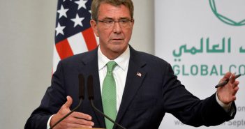 Imagem de arquivo: O então secretário de Defesa dos EUA Ash Carter em entrevista coletiva em 2016. © Reuters