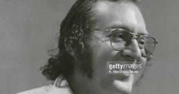 (CRÉDITO OBRIGATÓRIO K. Abe/Shinko Music/Getty Images) Mel Lewis Smile at Studio, Nova York, Estados Unidos, 25 de agosto de 1972. (Foto de K. Abe/Shinko Music/Getty Images)