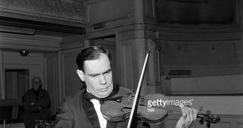 O violinista russo Leonid Kogan na sala Gaveau no programa "Música para você". (Foto de Bernard Pascucci / INA via Getty Images)