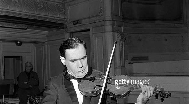 O violinista russo Leonid Kogan na sala Gaveau no programa "Música para você". (Foto de Bernard Pascucci / INA via Getty Images)