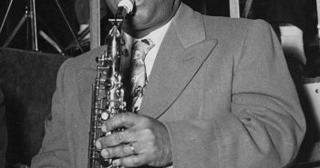 RUSSELL PROCOPE, CLARINETISTA COM ELLINGTON POR 29 ANOS. (Crédito da fotografia: Dawkes Music / REPRODUÇÃO / DIREITOS RESERVADOS)