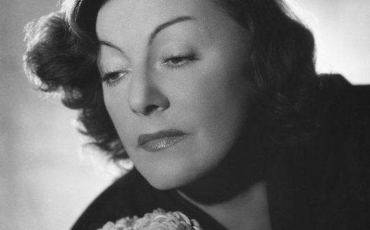 Gaby Morlay, atriz de teatro e cinema. (Crédito da fotografia: Cortesia Studio Harcourt Gaby Morlay, 1943 / REPRODUÇÃO / DIREITOS RESERVADOS)