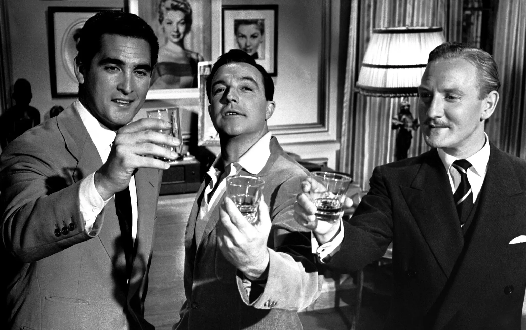 O Sr. Leslie Phillips, à direita, recebeu boas críticas por sua atuação no filme “Les Girls”, de 1957, com, da esquerda para a direita, Jacques Bergerac e Gene Kelly. (Crédito...via Coleção Everett)