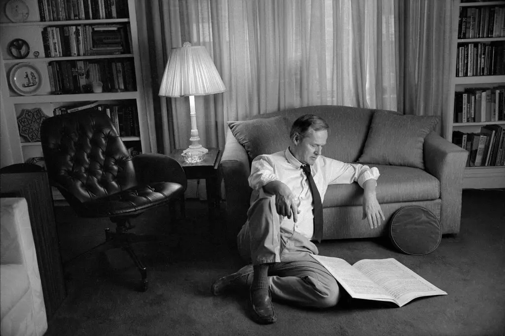 Rorem em sua casa em 1993. Ele era conhecido não apenas por sua música, mas também por escrever uma série de livros confessionais que começavam com “O Diário de Paris de Ned Rorem”. (Crédito...Fred R. Conrad/The New York Times)