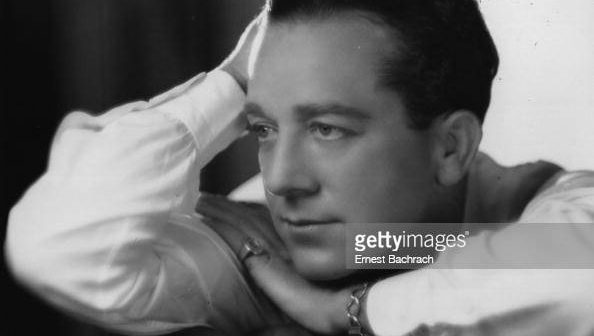 por volta de 1930: Primeiro ator nacional Jack Mulhall (1888-1979). Originalmente uma estrela do cinema mudo, ele apareceu em filmes como 'In The Next Room' (1926), 'Ritzie Rose' (1925) e passou facilmente para filmes falados como 'The Clutching Hand' (1936). (Foto de Ernest Bachrach/Margaret Chute/Getty Images)