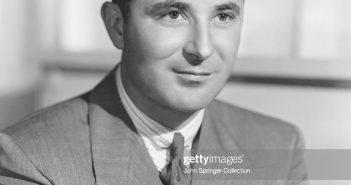 Retrato do compositor Johnny Burke em 1940. Burke escreveu os sucessos Imagination, Swinging on a Star, Oh, You Crazy Moon, Misty e muitos outros, incluindo partituras da Broadway. (Foto por �� John Springer Collection/CORBIS/Corbis via Getty Images)