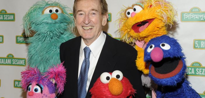 Bob McGrath com alguns amigos peludos da Vila Sésamo em 2009. (Zach Hyman/Patrick McMullan/Getty Images)