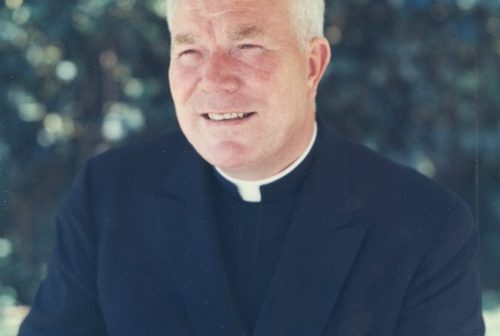 O padre Patrick Peyton, um padre da Santa Cruz, que popularizou o ditado "A família que reza unida permanece unida", é visto durante a década de 1960. (foto CNS/Family Theatre Productions)
