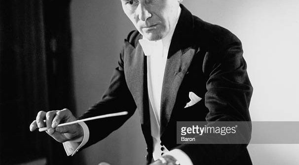 Muir Mathieson (1911 - 1975), maestro escocês, compositor de trilhas sonoras e diretor de documentários musicais, retratado enquanto regia, 1954. (Foto de Baron/Hulton Archive/Getty Images)