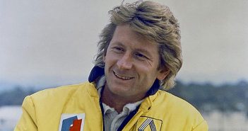 Jean Pierre Jabouille, primeiro campeão de um Grande Prêmio da Fórmula 1 com a equipe Renault. (Crédito da fotografia: Cortesia F1i - Auto Journal/ REPRODUÇÃO/ DIREITOS RESERVADOS)