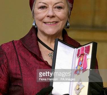 A atriz shakesperiana Dame Dorothy Tutin no Palácio de Buckingham, em Londres, depois de ter sido investida como Dame Commander pela Rainha Elizabeth II da Grã-Bretanha. * 06/08/2001 Dame Dorothy Tutin, uma das atrizes mais versáteis da Grã-Bretanha, morreu aos 71 anos. A estrela, cuja carreira no palco e na tela durou mais de meio século, morreu no Hospital Edward VII em Midhurst, West Sussex. Ela sofria de leucemia. (Foto de Fiona Hanson - PA Images/PA Images via Getty Images)