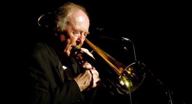 Chris Barber se apresentando em Dorking em 2012. (Fotografia: Heritage Images/Getty Images)