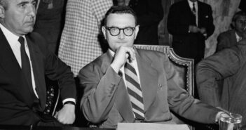 Um espião americano que passou segredos nucleares para a União Soviética em um dos escândalos de espionagem de maior destaque da Guerra Fria