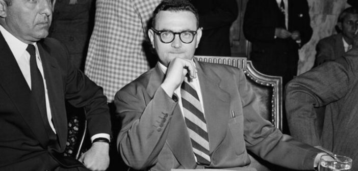 Um espião americano que passou segredos nucleares para a União Soviética em um dos escândalos de espionagem de maior destaque da Guerra Fria