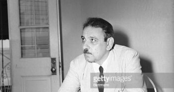05/11/1950- San Juan, Porto Rico- Governador Luis Munoz Marin, primeiro governador eleito de Porto Rico, examinando centenas de telegramas parabenizando-o por sua fuga dos esforços de conspiradores nacionalistas para assassiná-lo. (Crédito da fotografia: Getty Images/ /REPRODUÇÃO/ DIREITOS RESERVADOS)