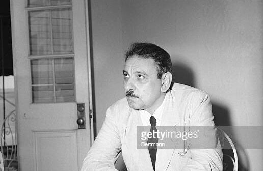 05/11/1950- San Juan, Porto Rico- Governador Luis Munoz Marin, primeiro governador eleito de Porto Rico, examinando centenas de telegramas parabenizando-o por sua fuga dos esforços de conspiradores nacionalistas para assassiná-lo. (Crédito da fotografia: Getty Images/ /REPRODUÇÃO/ DIREITOS RESERVADOS)