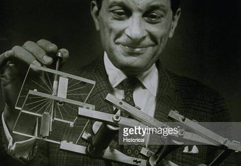 Stanislaw Ulam, pioneiro no início da fusão na bomba de hidrogênio, manipula um longo equipamento científico. (Foto de © CORBIS/Corbis via Getty Images)