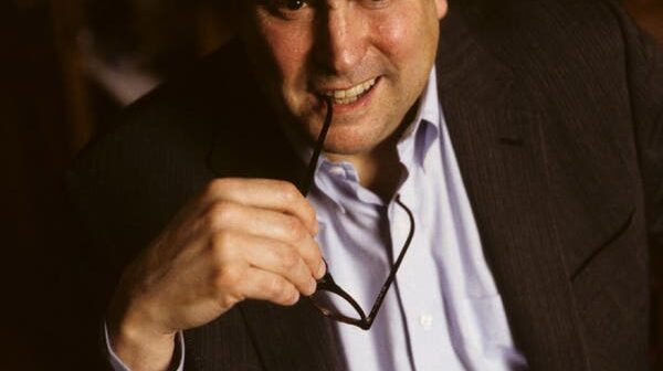 Peter Straub, cujos romances de terror, mistério e sobrenatural foram publicados em meio ao boom da ficção de terror nas décadas de 1970 e 1980. (Crédito: Jerry Bauer)