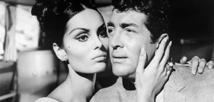 Daliah Lavi e Dean Martin em “Os Silenciadores” de 1966.Crédito...Columbia Pictures, via Everett Collection