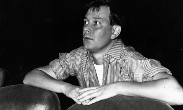 Joe Orton assistindo a um ensaio de sua peça Entertaining Mr Sloane no Wyndham's Theatre, em Londres. Fotografia: Central Press/Getty Images