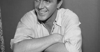 87º DISTRITO -- Episódio 1 de "The Floater" -- Na foto: Robert Lansing como Det. Steve Carella -- Foto por: NBC/NBCU Photo Bank