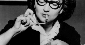 Uma fotografia sem data da escritora ítalo-cubana Alba de Céspedes. “Eu tento ampliar um problema para que se torne de todos”, ela disse certa vez sobre sua escrita. (Credito: Foto 12/Universal Images Group, via Getty Images)