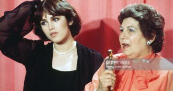 LOS ANGELES, CA - MARÇO 29,1976: A atriz Isabelle Adjani posa nos bastidores com Verna Fields vencedora do prêmio "Melhor Edição de Filme" durante o 48º Oscar no Dorothy Chandler Pavilion em Los Angeles, Califórnia. (Foto de Michael Montfort/Michael Ochs Archives/Getty Images)