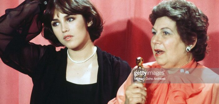 LOS ANGELES, CA - MARÇO 29,1976: A atriz Isabelle Adjani posa nos bastidores com Verna Fields vencedora do prêmio "Melhor Edição de Filme" durante o 48º Oscar no Dorothy Chandler Pavilion em Los Angeles, Califórnia. (Foto de Michael Montfort/Michael Ochs Archives/Getty Images)