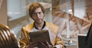 Filme surgiu durante desafio do festival de ficção científica Sci-Fi London, que propôs criação de curta em apenas 48 horas.| Foto: /Reprodução Leia mais em: https://www.gazetadopovo.com.br/caderno-g/cinema/curta-metragem-sunspring-e-primeiro-filme-escrito-por-inteligencia-artificial-endjd1wdowl69zetzfdk545os/ Copyright © 2023, Gazeta do Povo. Todos os direitos reservados.