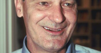 Robert E. Lucas Jr. em 1995, depois de saber que receberia o Nobel de ciências econômicas daquele ano. Ele desafiou a doutrina de John Maynard Keynes de que o governo poderia manipular a economia por meio de políticas intervencionistas.Crédito...Charles Bennett/Associated Press