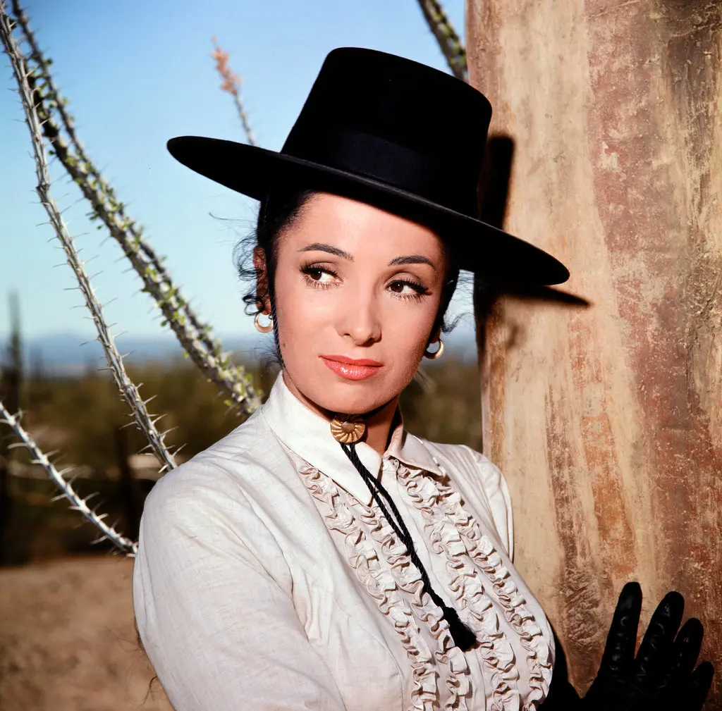 Linda Cristal como Victoria Montoya Cannon em “The High Chaparral”. Ela fez filmes no México antes de vir para Hollywood.Crédito...BCU Photo Bank/NBCUniversal, via Getty Images
